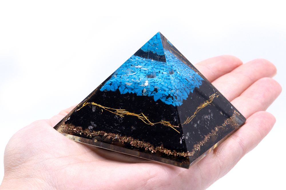 Orgonit-Pyramide – Türkis und Schwarzer Turmalin – 70 mm – Bild 2