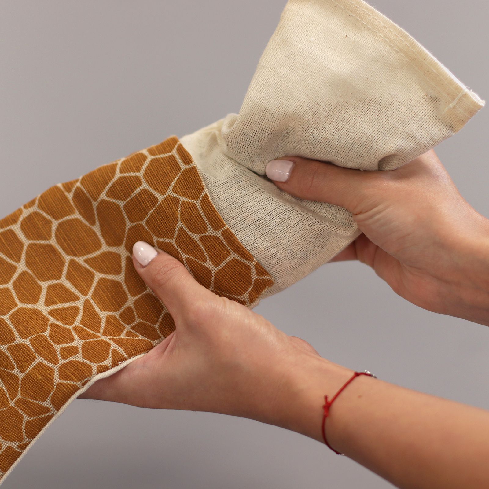 Massage-Accessoire – Augenkissen mit Lavendel aus Baumwolle und Jute in Geschenkbox – Sleepy Panda – Bild 4