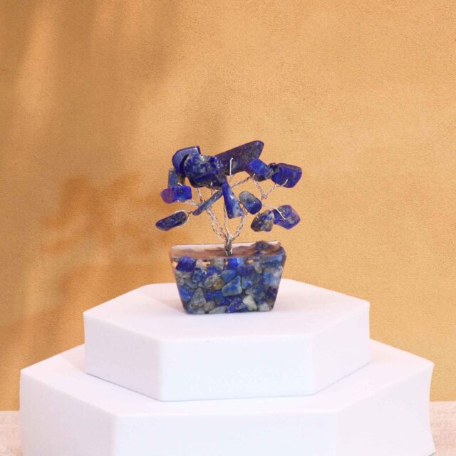 Mini-Edelsteinbaum mit Orgonit-Sockel – Sodalith (15 Steine)