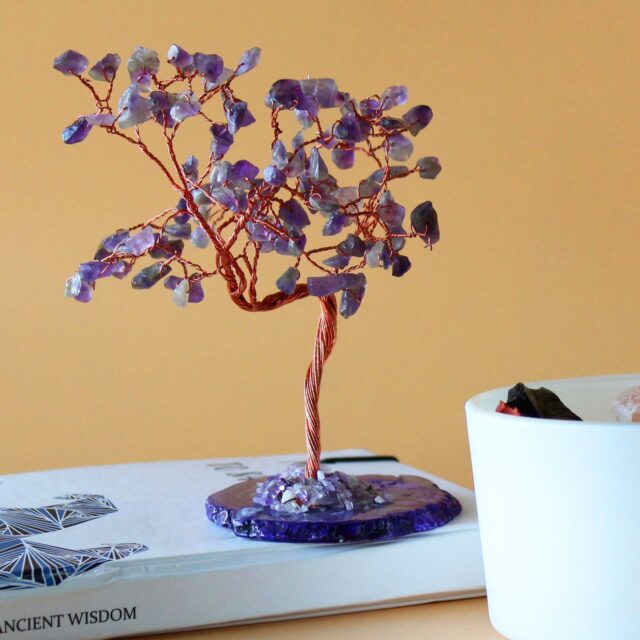 Großer Edelsteinbaum – Amethyst auf Naturachat-Sockel (100 Steine)