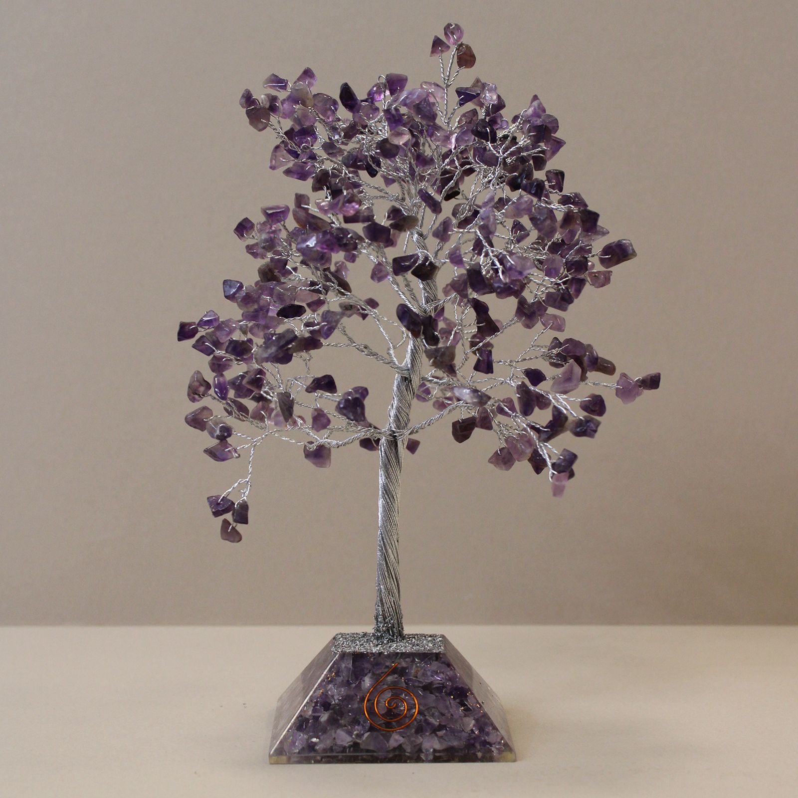 Edelsteinbaum mit Orgonit-Sockel – 320 Steine – Amethyst