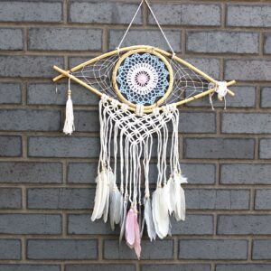Makramee-Traumfänger – mittel Augenmotiv blau/ weiß/rosa