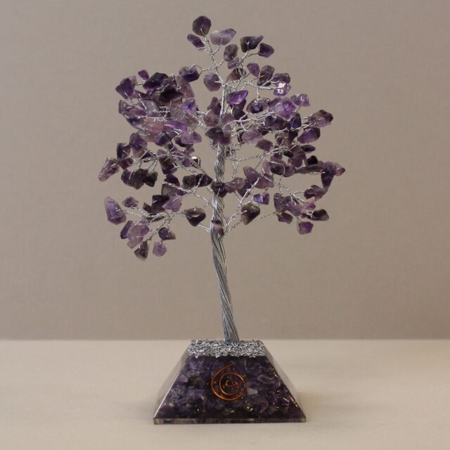 Edelsteinbaum mit Orgonit-Sockel – 160 Steine – Amethyst