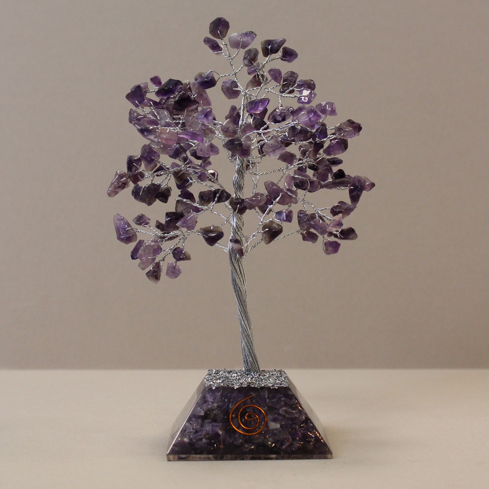 Edelsteinbaum mit Orgonit-Sockel – 160 Steine – Amethyst