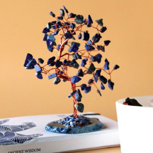 Großer Edelsteinbaum – Sodalith on Blau Achat-Sockel (100 Steine)