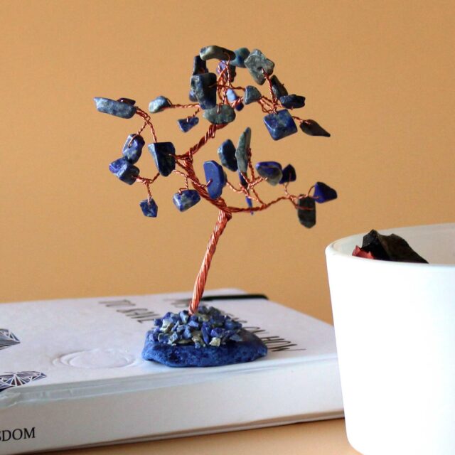 Edelsteinbaum – Sodalith on Blau Achat-Sockel (35 Steine)