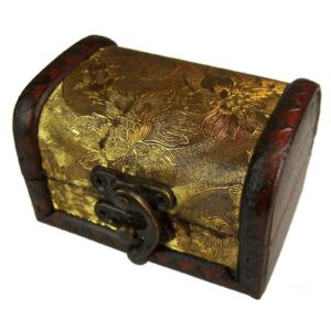 Vintage-Box mit goldfarbener Paneelgestaltung