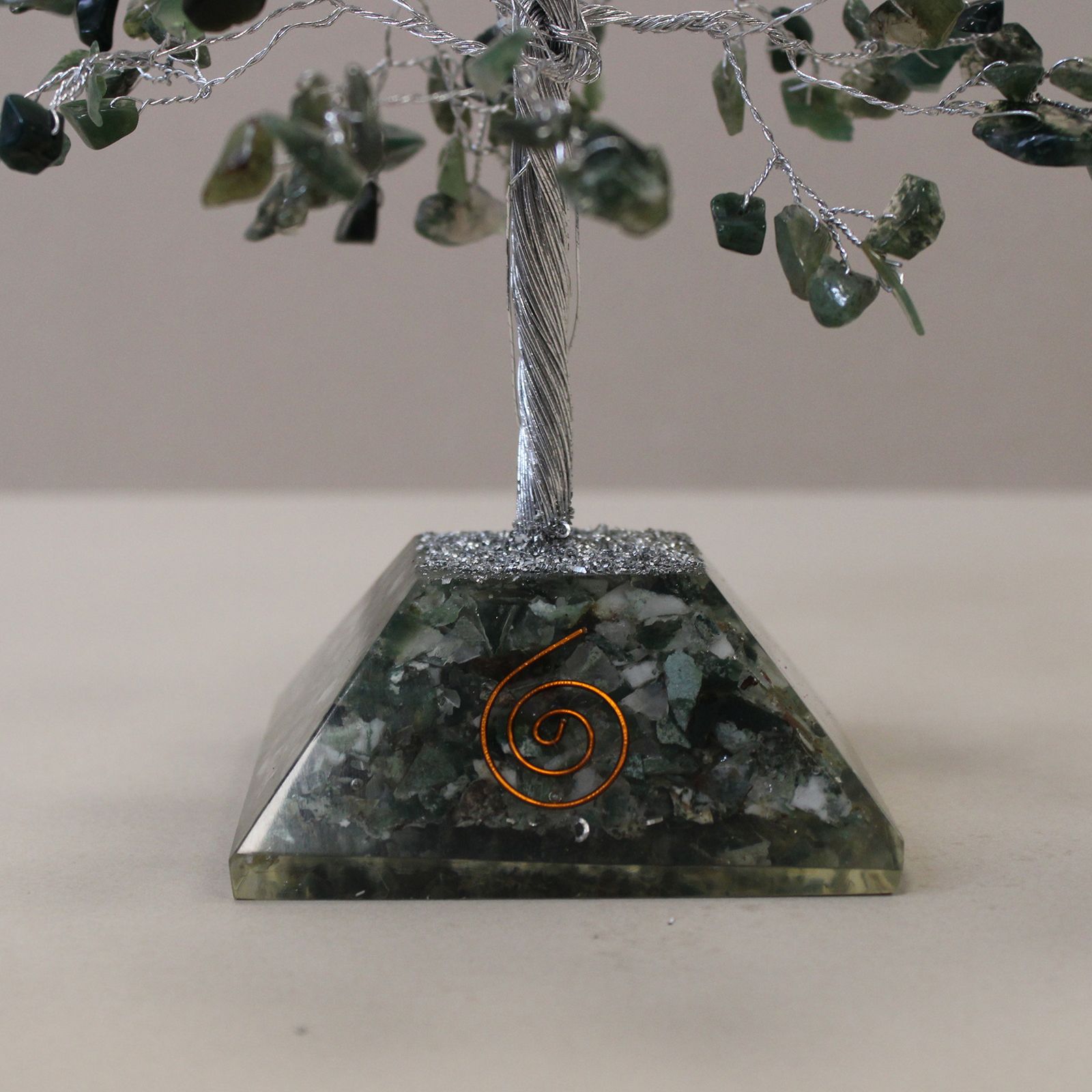 Edelsteinbaum mit Orgonit-Sockel – 320 Steine – Moosachat – Bild 4