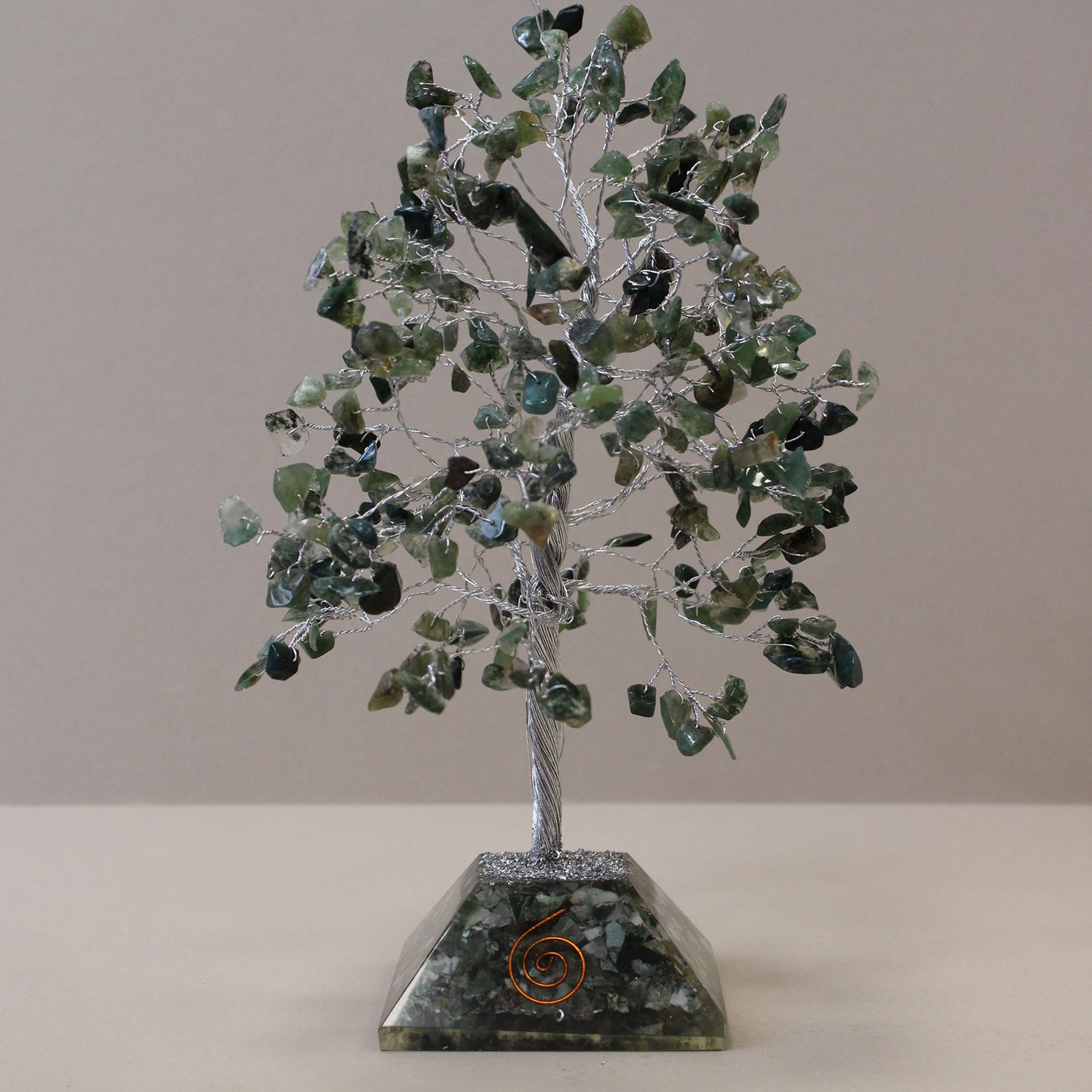 Edelsteinbaum mit Orgonit-Sockel – 320 Steine – Moosachat – Bild 3