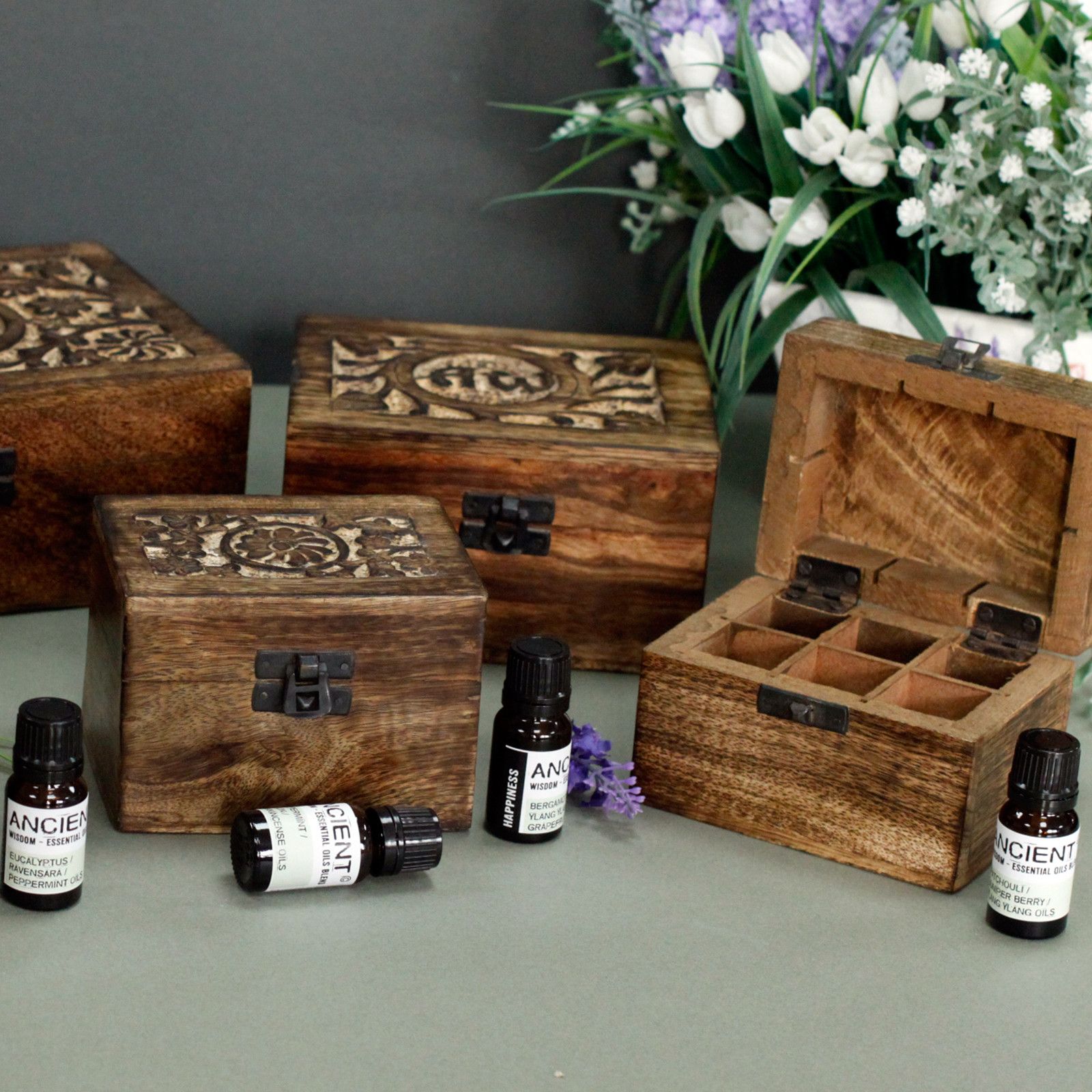Aromatherapie-Ölbox aus Mangoholz – 32 Flaschenplätze – Blumenmotiv – Bild 4