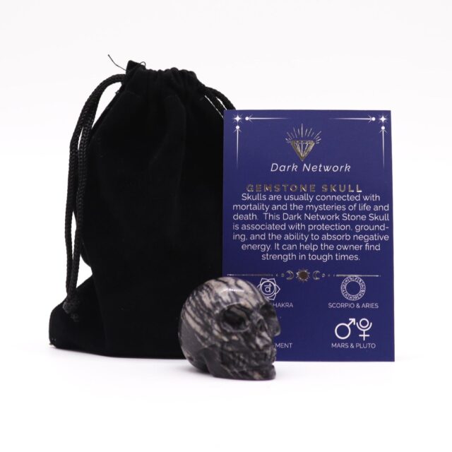 Kleiner Totenkopf aus Edelstein – Dunkel Network Stein – 40x30x28mm