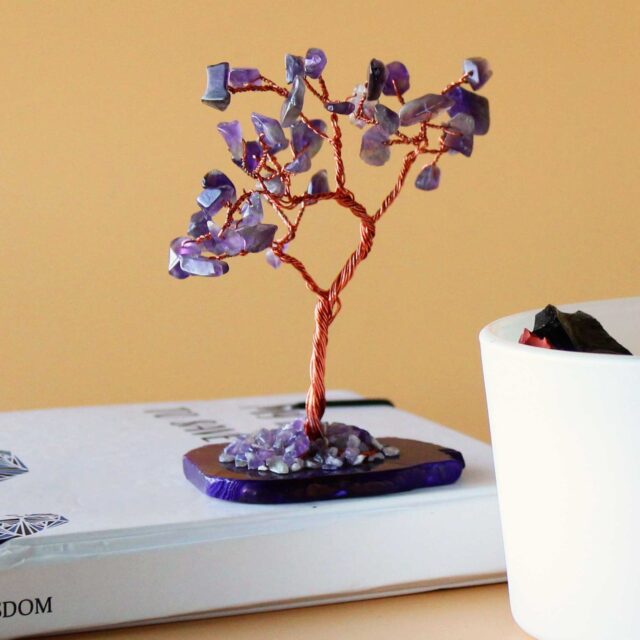 Edelsteinbaum – Amethyst auf Naturachat-Sockel (35 Steine)