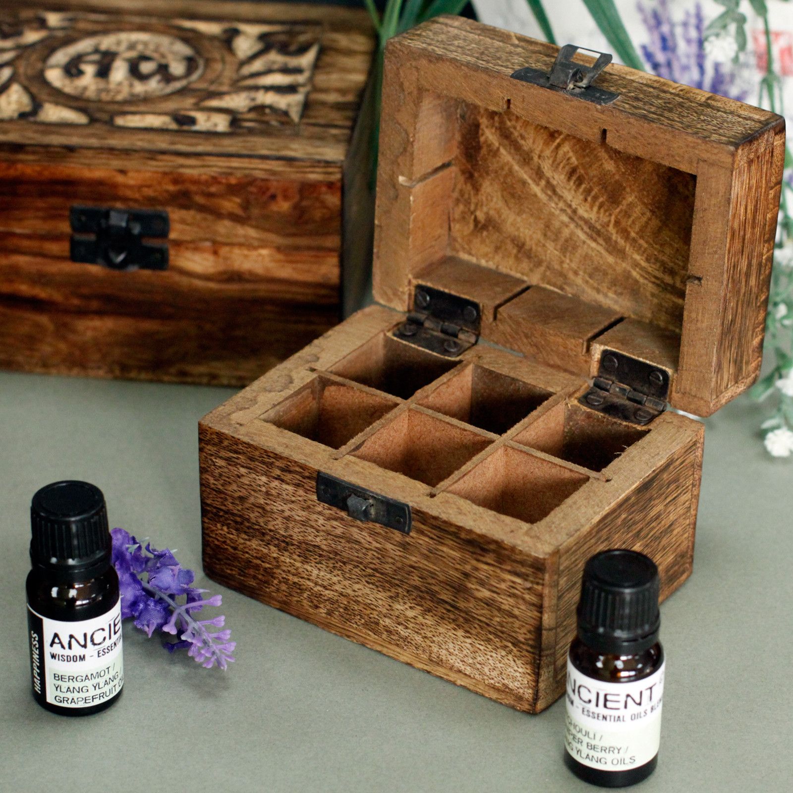 Aromatherapie-Ölbox aus Mangoholz – 6 Flaschenplätze – Blumenmotiv – Bild 2